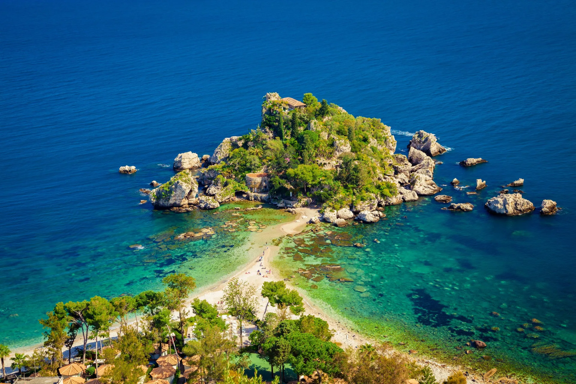 俯瞰陶爾米納海岸的貝拉島,翠綠小島與湛藍海灣相連