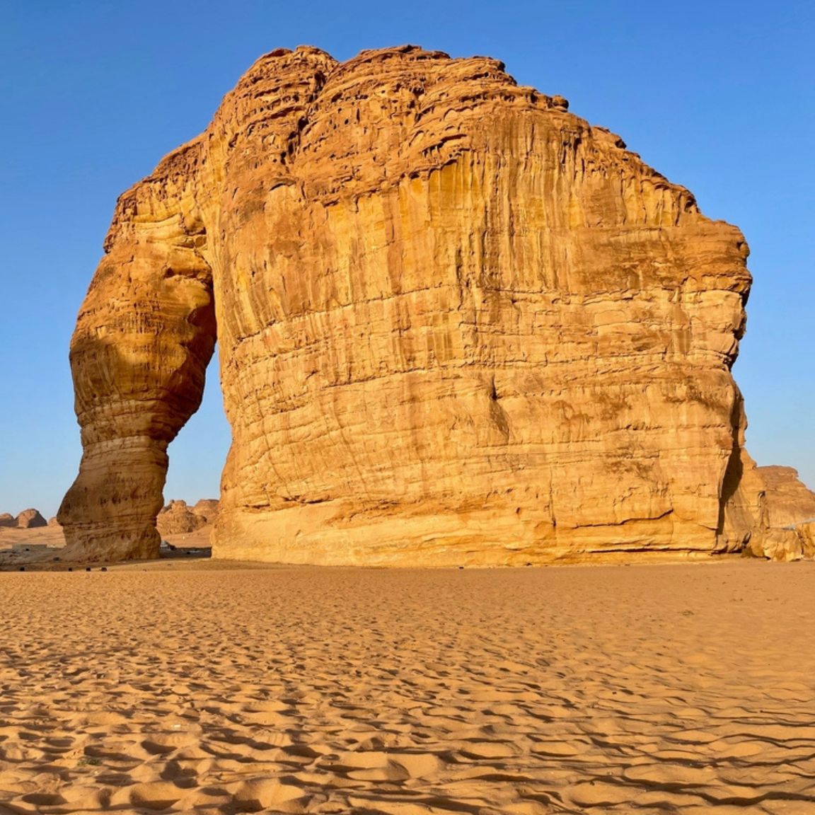<p>大象岩，是沙漠中一個令人驚嘆的自然奇觀。岩石峰如巨大的大象雕像，屹立於曠野之間，魅力無窮。這個獨特的地標融合了大自然的神奇，成為歷史和自然愛好者必訪之地。</p>

