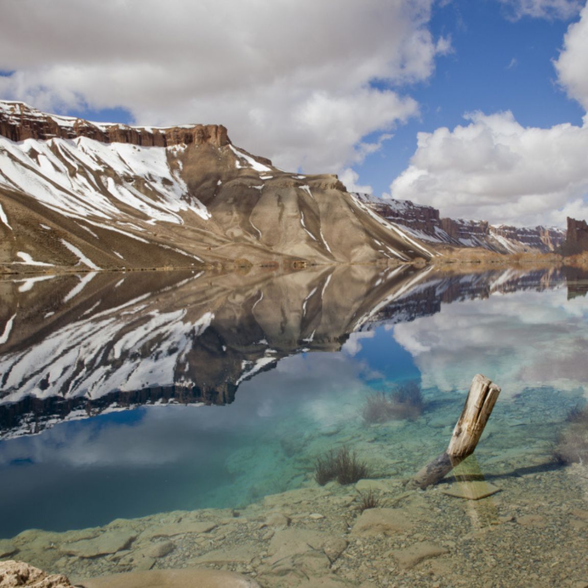 <p>巴米揚（Bamiyan）德班艾米爾國家公園，寶藏般的自然寶地。壯觀的山脈、神秘的洞窟、古老的文化遺址，構成這片令人心馳神往的風景。探索這片古老的土地，感受歷史的沉澱，是一場不可思議的冒險。</p>
