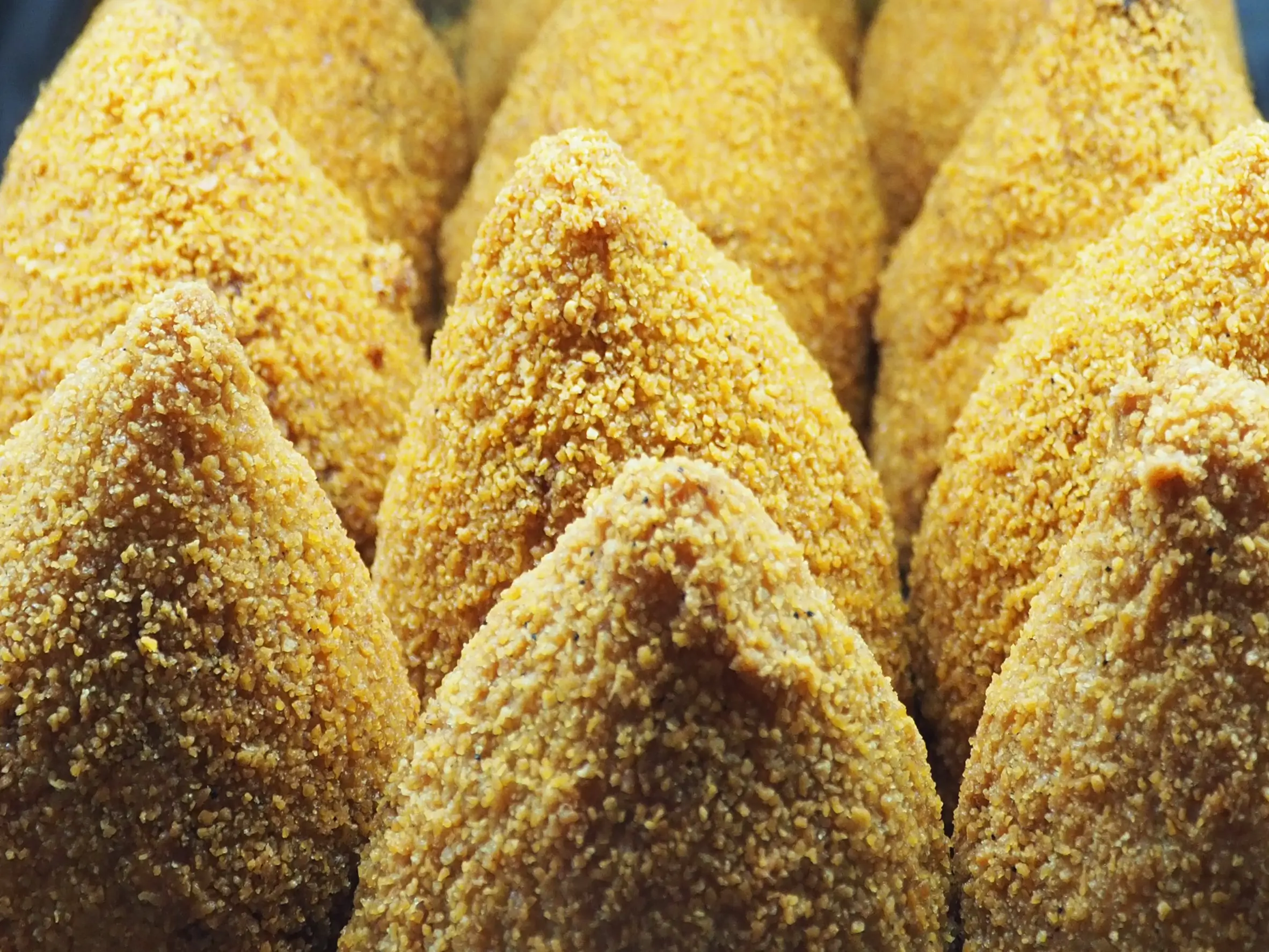 西西里街邊現炸的 Arancini 炸飯糰，外皮金黃酥脆