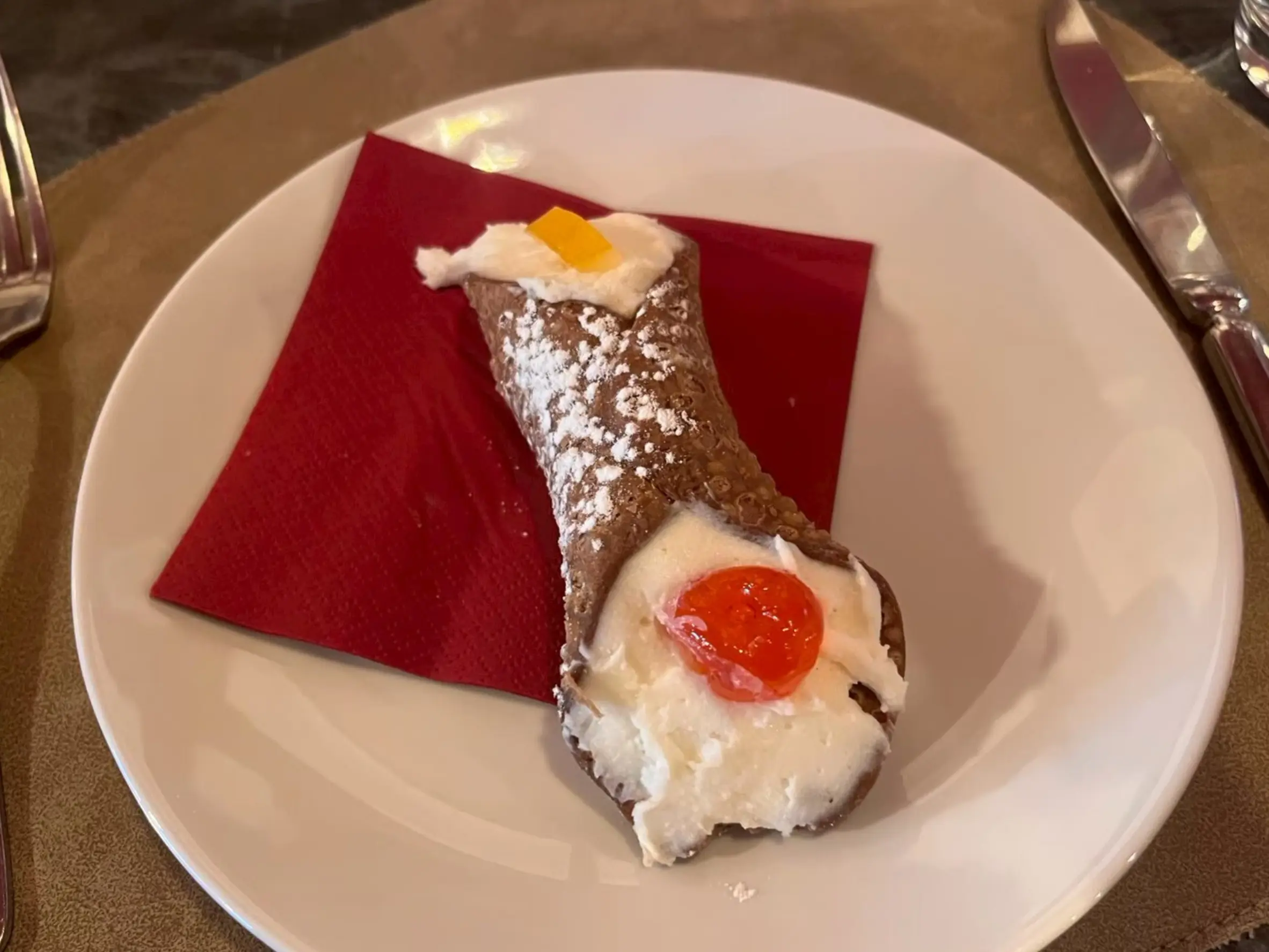 西西里傳統甜點 Cannoli，酥脆管狀外皮填滿瑞可塔起司內餡