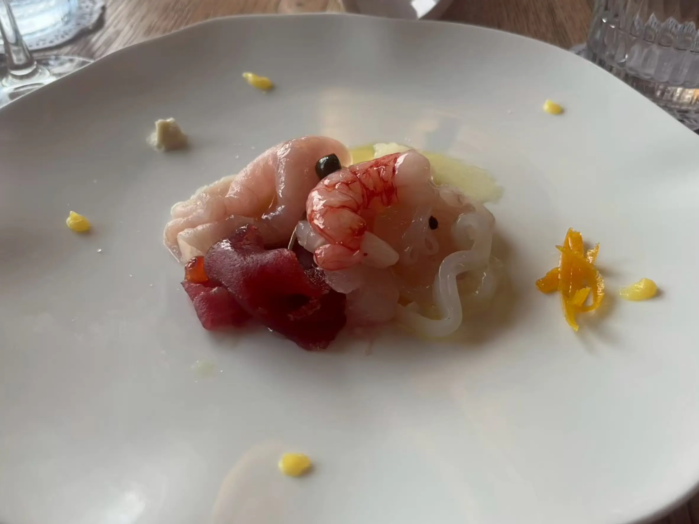 西西里島現撈紅蝦生食，淋上橄欖油與檸檬汁