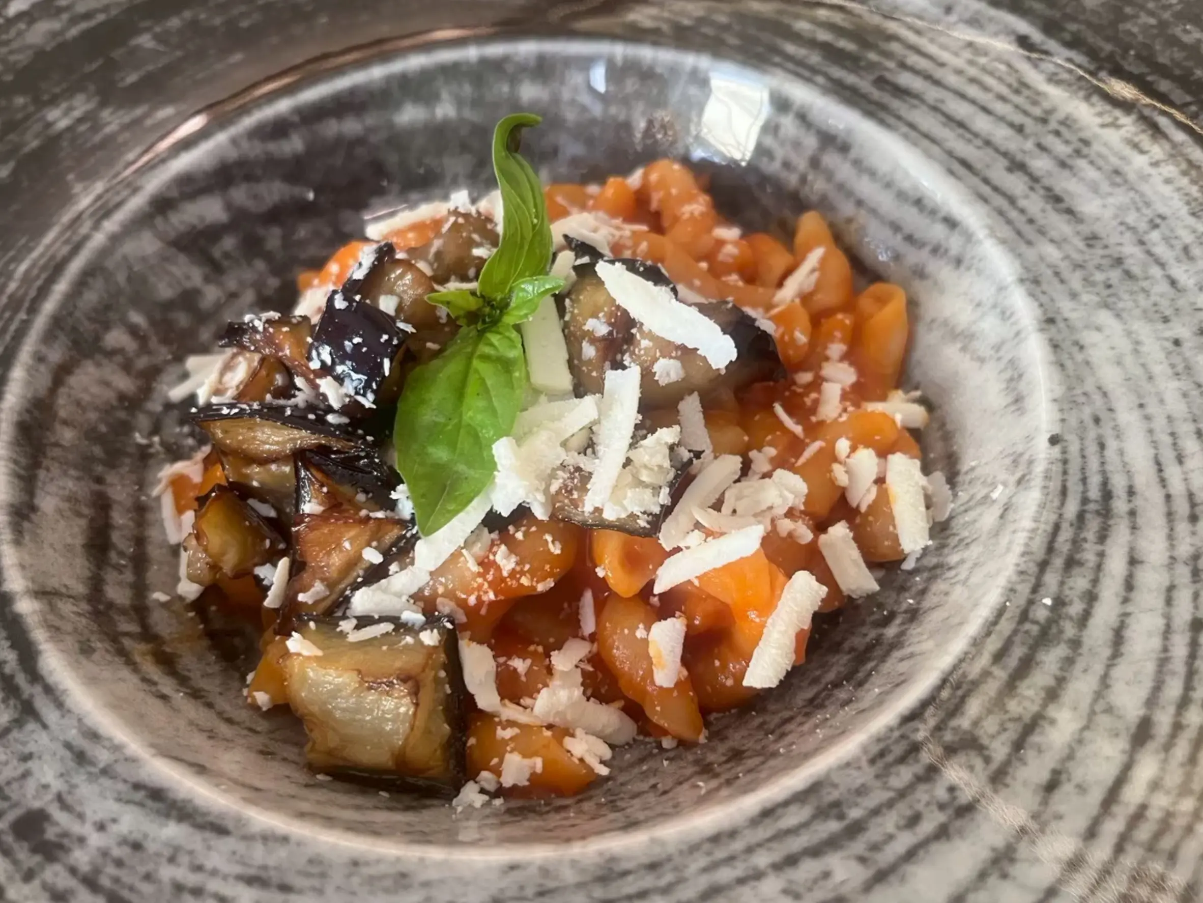 西西里家常冷盤 Caponata，以茄子搭配酸豆與糖醋醬汁燉煮