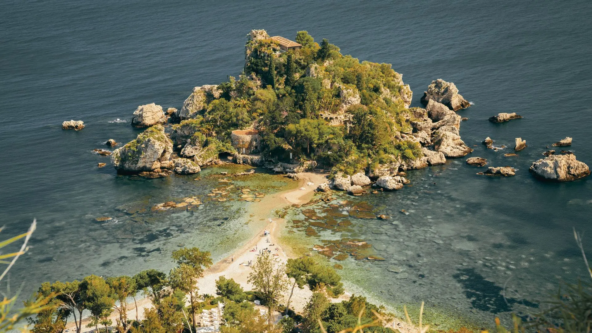西西里陶爾米納外海的美麗島 Isola Bella，沙洲連接海岸、四周環繞地中海清澈海水